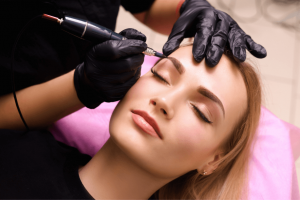 ¿Cuánto dura el microblading? Duración, retoques y cuidados